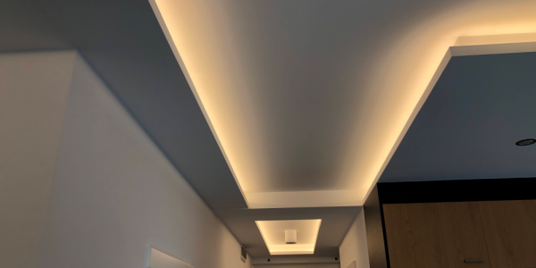 Półki LED w nowoczesnym mieszkaniu